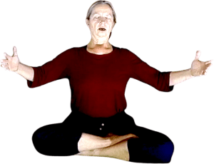 Mahashakti zeigt die Atem-Klang-Übung "Om-Chanten" mit Herzöffnungs-Geste