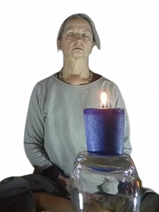 Mahashakti meditiert mit Kerze im Selbsthilfeprogramm für Gestresste und Hochsensible